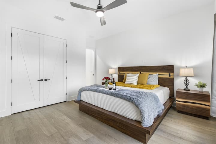 Ďalším priestranným útočiskom, táto spálňa s manželskou posteľou King, má tiež manželskú posteľ king a je vkusne zariadená jemnými tónmi a útulným nábytkom.