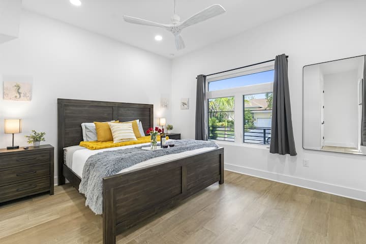 Táto spálňa s manželskou posteľou King umožňuje štýlové oddychovanie po dlhom dni plnom aktivít.