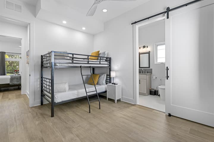 V srdci tejto izby je krásne vytvorená poschodová posteľ, premyslene navrhnutá tak, aby maximalizovala priestor a zároveň poskytovala zábavné a útulné usporiadanie lôžok.