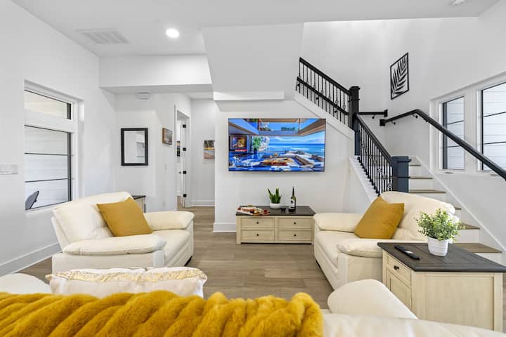 Otvorený obytný priestor bezproblémovo spája funkciu a dizajn s premyslenými detailmi, vďaka ktorým sa budete cítiť ako doma.