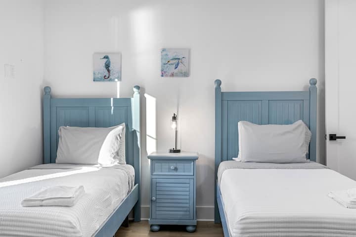 Táto spálňa ponúka dve samostatné postele a je nastavená tak, aby poskytovala pohodlné a relaxačné prostredie pre všetkých.