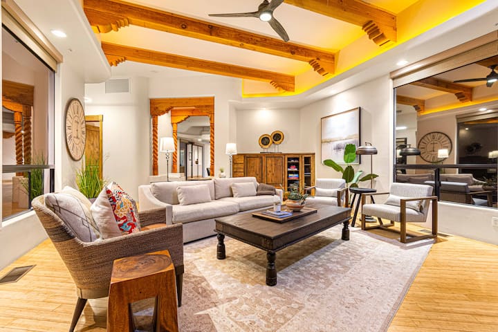 Vigas abovedadas, decoración moderna y cómodos asientos que invitan a todos a entrar.