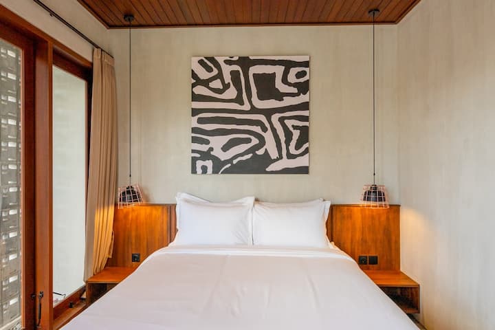 配备独特艺术装饰和舒缓照明的现代卧室，营造理想的休息空间