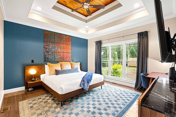 Este dormitorio principal combina la comodidad con el estilo, ofreciendo una cama tamaño king California, lujosas sábanas Brooklinen y vistas al patio trasero a través de grandes ventanales. Ideal para relajarse en tu santuario privado.