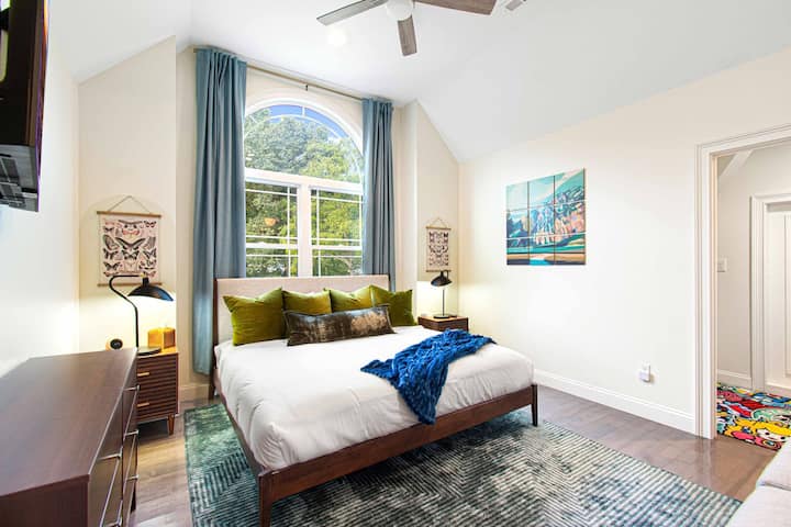 Relájate en este luminoso dormitorio, con techos altos, ropa de cama suave y decoración serena. El refugio perfecto después de un día explorando las montañas.