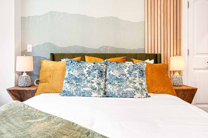 Relájate en este acogedor dormitorio, con una decoración inspirada en la montaña, sábanas suaves y detalles de madera cálida. Un refugio tranquilo para una noche de sueño reparador.