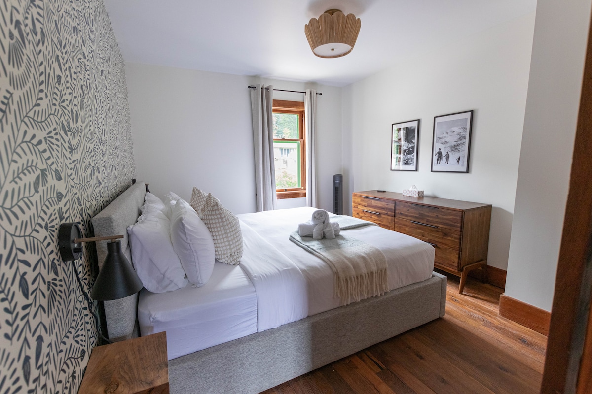 Насладете се на смесицата от историческа атмосфера и модерен лукс в тази внимателно реставрирана спалня, отразяваща наследството на историческото минало на шале́то.