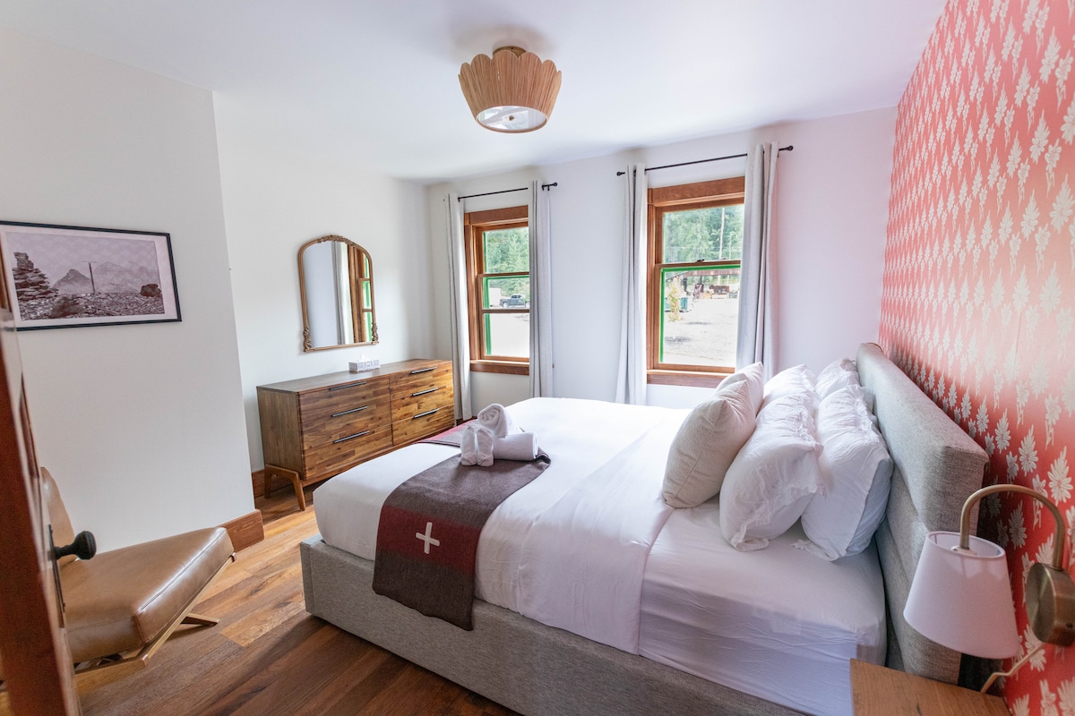 Основната спалня съчетава модерен комфорт с вечния чар на наследството на швейцарските водачи, предлагайки спокойно уединение след ден на разглеждане на Скалистите планини.