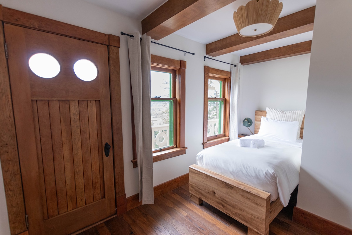 Възхищавайте се на красотата и топлината на дървените подове, които добавят нотка на вечна елегантност към това историческо шале́.