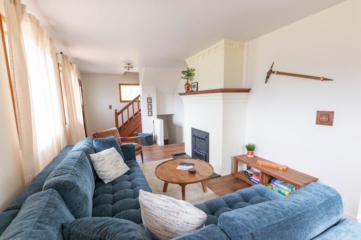 Heritage, Scenic Views & Comfort At Chalet Aemmer - Golden