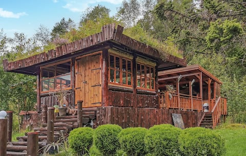 Gorgeous home in Førde with jacuzzi
