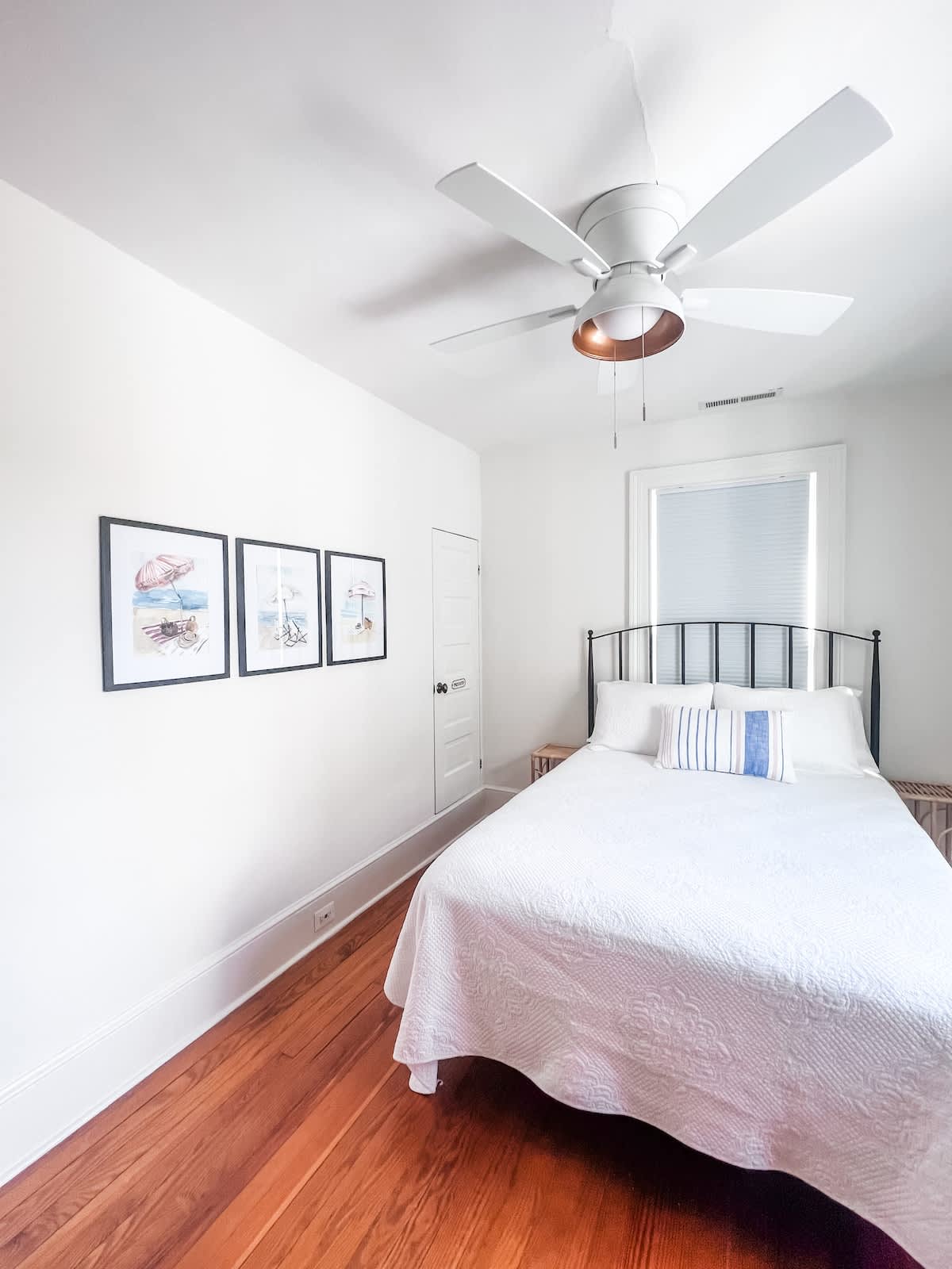 Pumzika na upumzike. Chumba hiki cha kulala cha malkia kinachoelekea kusini kinatoa sehemu angavu, yenye utulivu kwa ajili ya kulala usiku kwa utulivu.