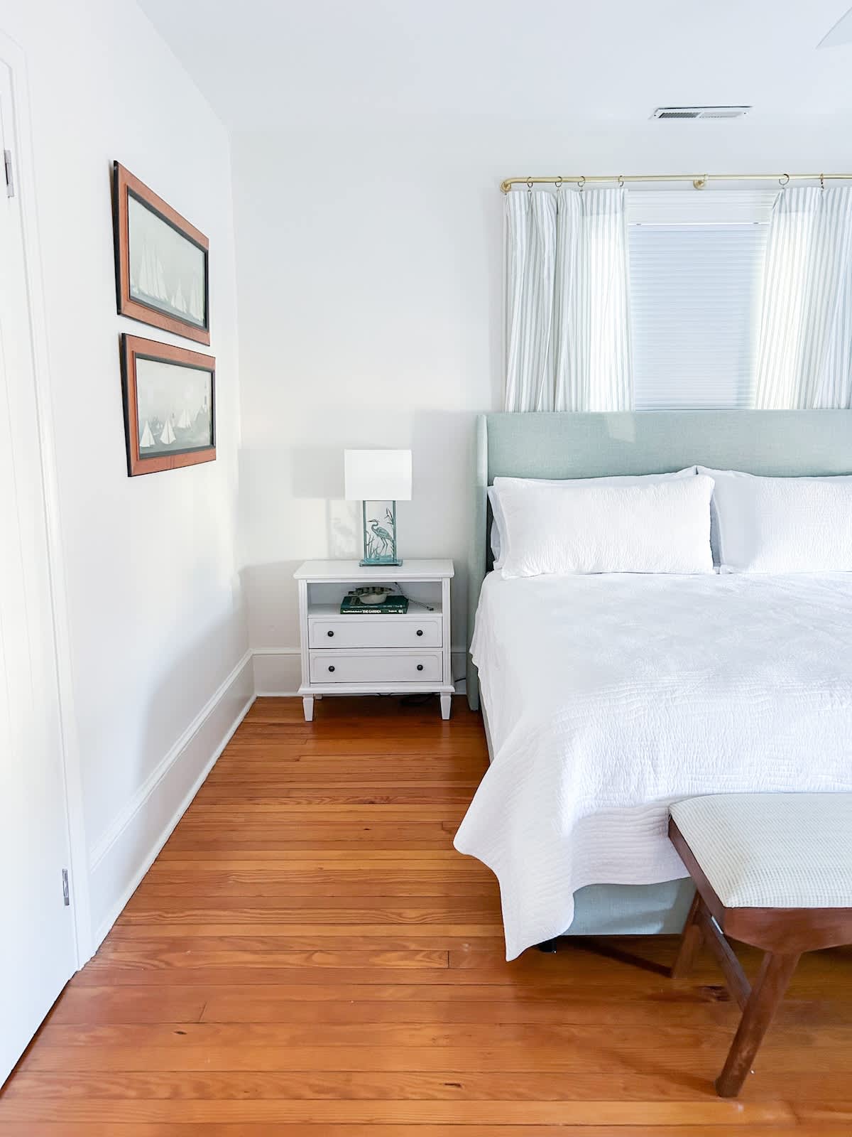 Asubuhi na alasiri zilizojaa jua. Pumzika katika chumba hiki cha kulala chenye nafasi kubwa kinachoangalia Tazewell Ave na Central Park. 