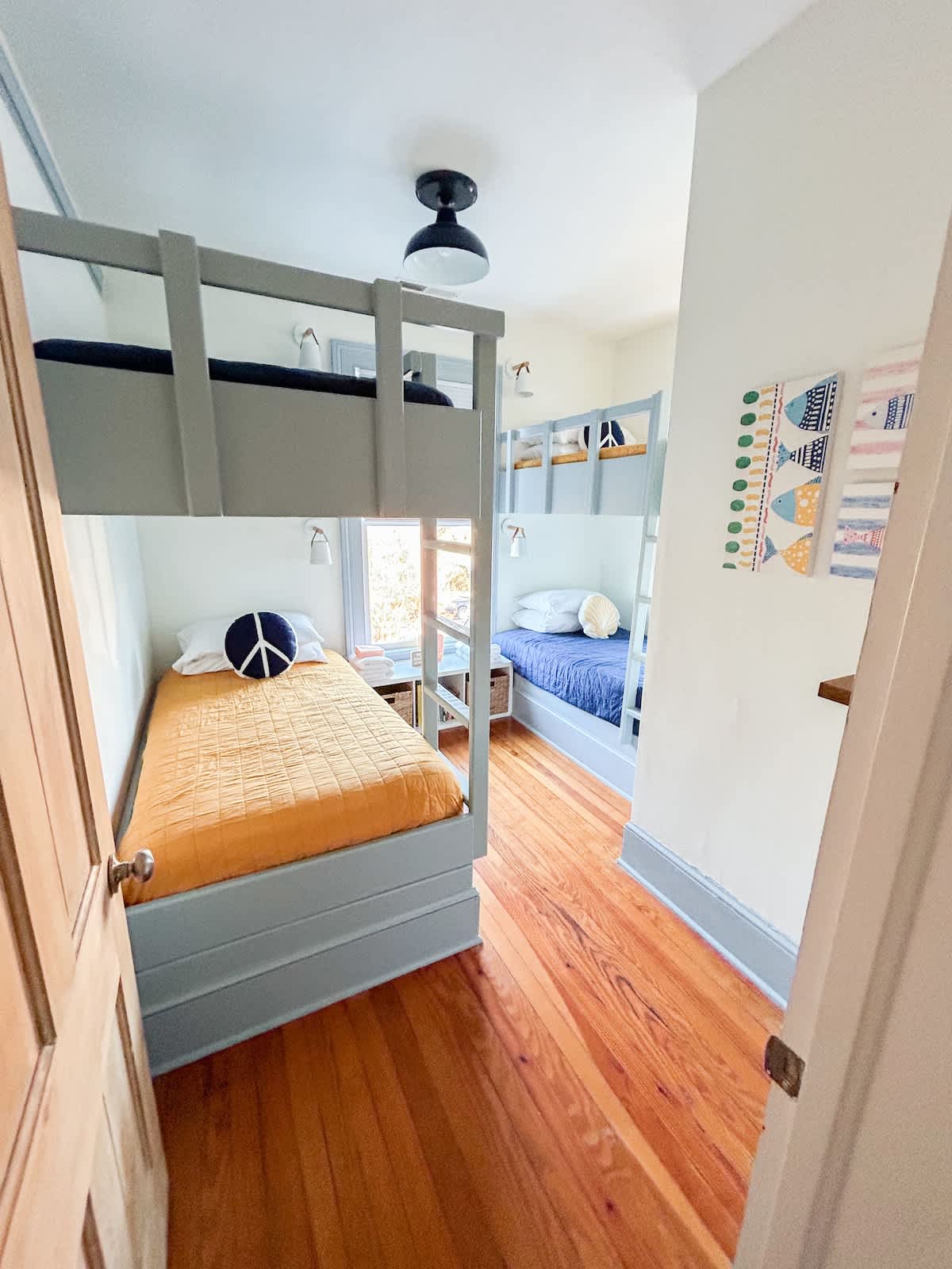 Ndoto tamu kwa wafanyakazi wote! Mabanda manne yenye starehe, mkusanyiko wa vitabu vya watoto, na sconces za kusoma hufanya hii kuwa sehemu nzuri kwa watoto kupumzika na kufurahia hadithi za wakati wa kulala. 