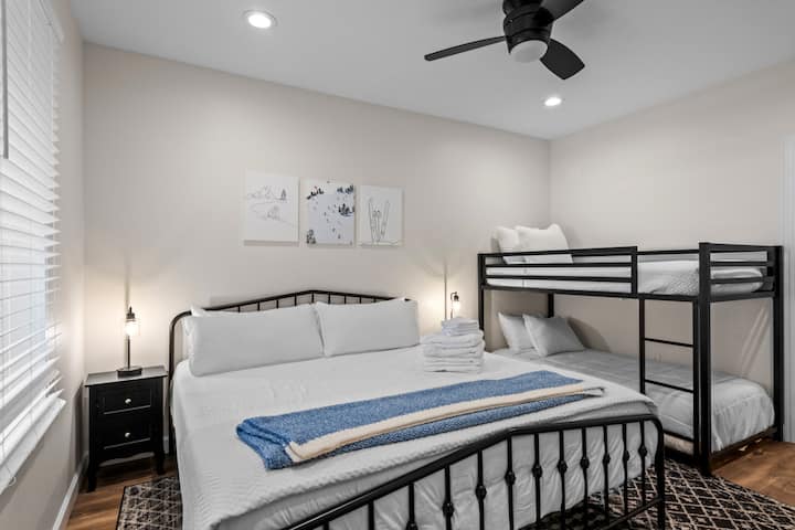 U sjevernoj spavaćoj sobi u podrumu nalaze se bračni krevet i bračni krevet na kat. Pričvršćen je kroz džepna vrata na jednu od 5 kupaonica s WC-om. Čak i podrumske sobe imaju pogled na jezero!