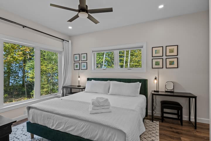 Na prvom katu sjeverne primarne spavaće sobe nalazi se i kupaonica.