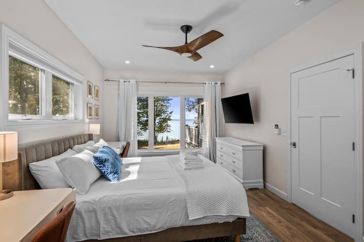 Primarna spavaća soba na prvom katu ima dva stola/stolice i pripadajuću kadu.