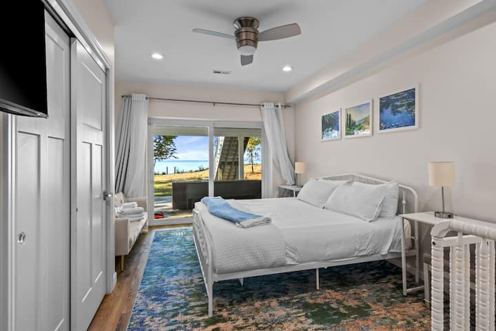 U srednjoj spavaćoj sobi u podrumu nalaze se bračni krevet, futon i dječji krevetić (bez kupaonice). Tu su i klizači koji vode do terase.