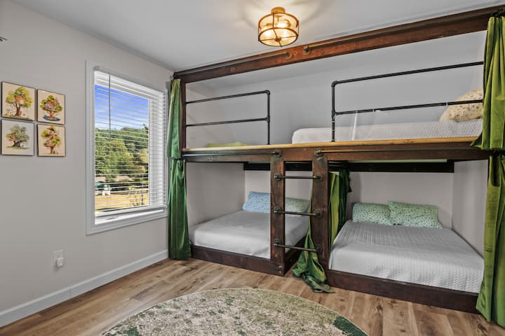 Soba na kat na 2. katu ima 3 bračna kreveta s zavjesama za zamračivanje koje jamče privatnost.