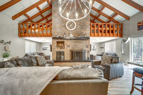 Fire Pit & Grill: Spacious 'Forest Lakes Chalet'