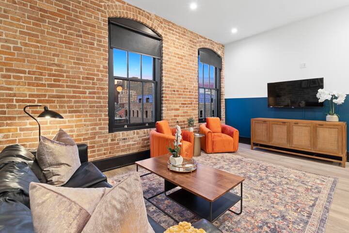 HUGE Downtown 4BD/4BA with 2 Queen Sleeper Sofas! gallery image 2