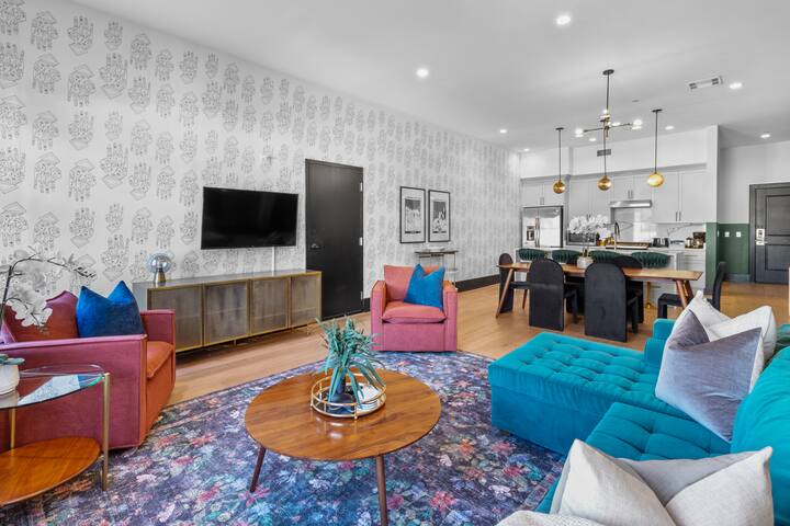 HUGE Downtown 4BD/4BA with 2 Queen Sleeper Sofas! gallery image 3