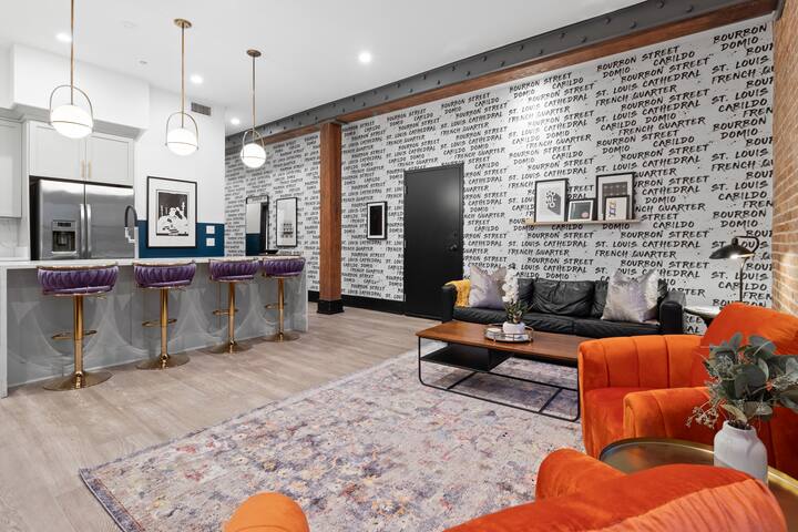 HUGE Downtown 4BD/4BA with 2 Queen Sleeper Sofas! gallery image 4