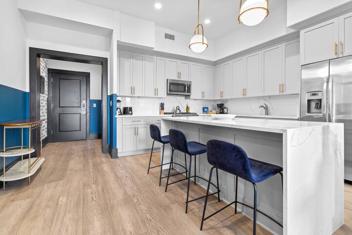 HUGE Downtown 4BD/4BA w/ 2 Living Rooms & Kitchens gallery image 5