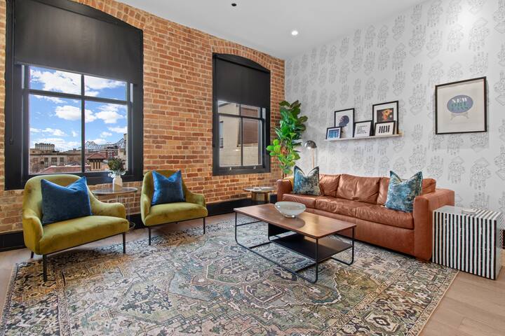 HUGE Downtown 4BD/4BA w/ 2 Living Rooms & Kitchens gallery image 2