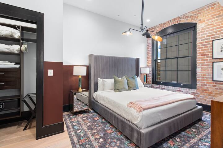 Downtown 4BD/4BA with 2 Living Rooms&Kitchens gallery image 5