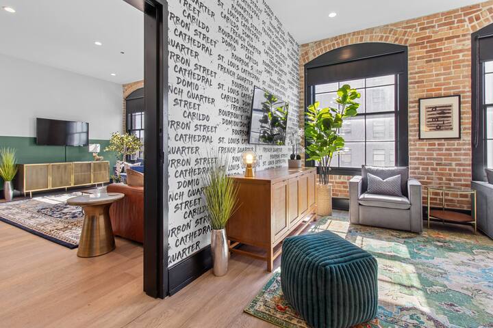 Downtown 4BD/4BA with 2 Living Rooms&Kitchens gallery image 2