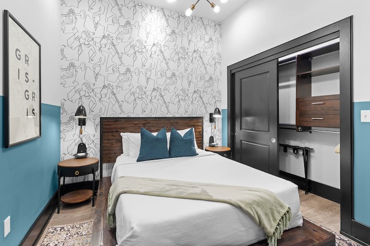 Chumba cha pili cha kulala kina kitanda chenye starehe, kabati la kujipambia, televisheni mahiri na mashuka laini. Nzuri kwa familia au marafiki wanaosafiri pamoja, chumba hiki kinachanganya starehe na faragha katikati ya Downtown New Orleans.