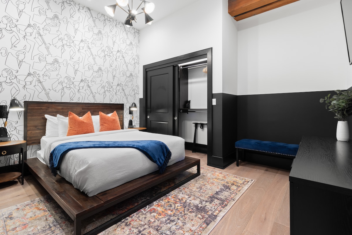 בחדר השינה השני יש מיטת קווין סייז נוחה, שידה, טלוויזיה חכמה ומצעים רכים. נהדר למשפחות או לחברים שנוסעים יחד, החדר הזה משלב נוחות ופרטיות בלב מרכז העיר ניו אורלינס.