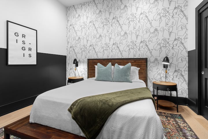 توفر غرفة النوم الثانية سرير كوين مريح وخزانة ملابس وتلفزيون ذكي وبياضات ناعمة. رائعة للعائلات أو الأصدقاء الذين يسافرون معًا، تجمع هذه الغرفة بين الراحة والخصوصية في قلب وسط مدينة نيو أورليانز.