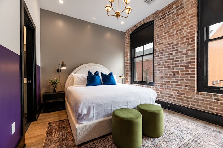 Uvoľnite sa v primárnej spálni s plyšovou manželskou posteľou King, šatníkom, zatemňovacími tienidlami a inteligentným televízorom. Tento apartmán je navrhnutý pre pohodlie a súkromie a je ideálny na dobitie po dni strávenom objavovaním New Orleans.