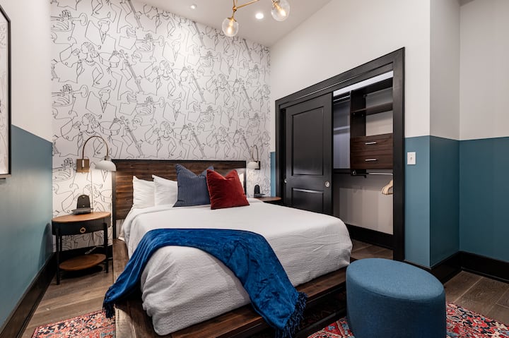 Druhá spálňa ponúka útulnú menšiu manželskú posteľ, komodu, inteligentnú televíziu a mäkkú posteľnú bielizeň. Táto izba je skvelá pre rodiny alebo priateľov, ktorí cestujú spoločne. Táto izba kombinuje pohodlie a súkromie v srdci centra New Orleans.