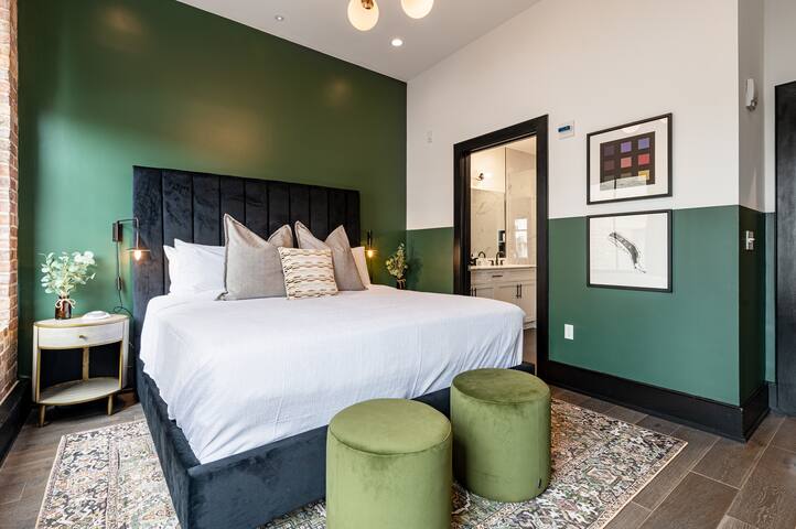 Luxe Downtown 4BD/4BA with 2 Queen Sleeper Sofas gallery image 4