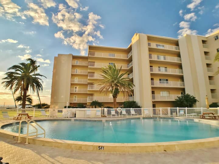 Beachfront Condo W/ Heated Pool & Wifi - Siesta Key, FL