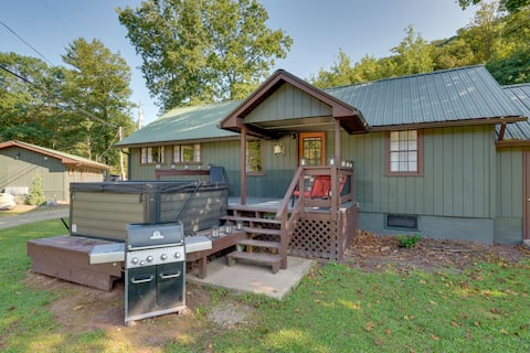 Private Hot Tub: Main Cabin at Elk Creek Escape!