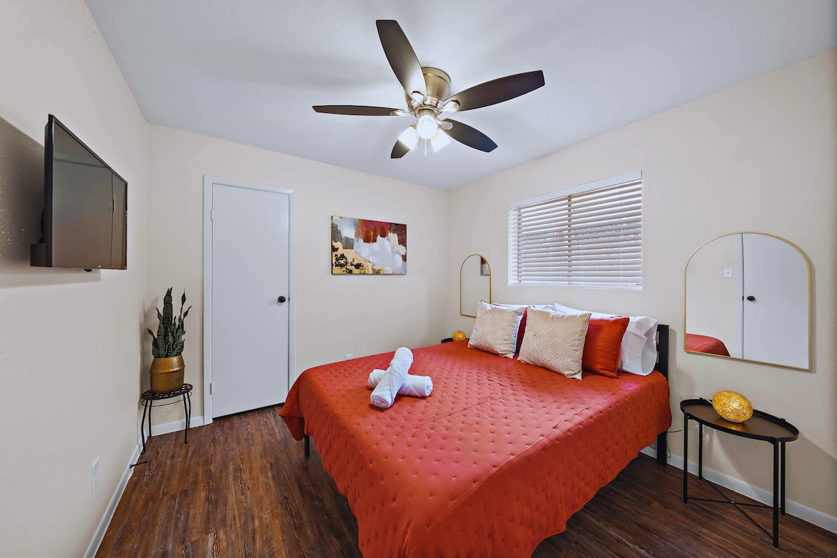 Retiro en el dormitorio: ¡espacio luminoso con decoración vibrante, ropa de cama lujosa y ventilador de techo para mayor comodidad!