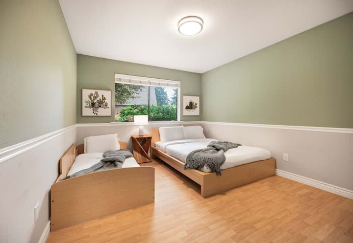 Geräumiges Zimmer mit bequemen Betten, ideal für Familien oder Freunde.