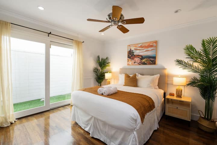 Chumba cha kulala cha pili ni cha kifahari chenye eneo lake la nje lenye jua