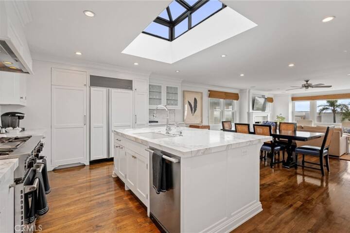 Beachside Retreat | Perfect Location| Free Parking gallery image 2