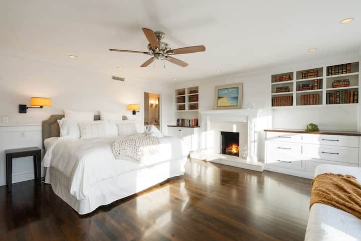 Kila kitanda ndani ya nyumba kinakuja kwenye mashuka laini, yenye ubora wa hoteli na matandiko