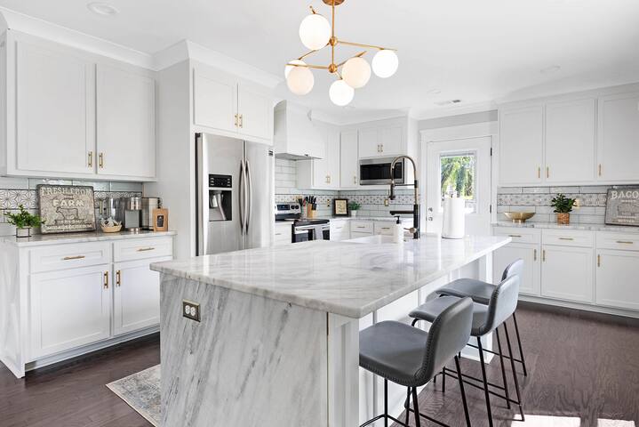 East Nash! Game room- Bar – Fire Pit – Sleeps 18! gallery image 4