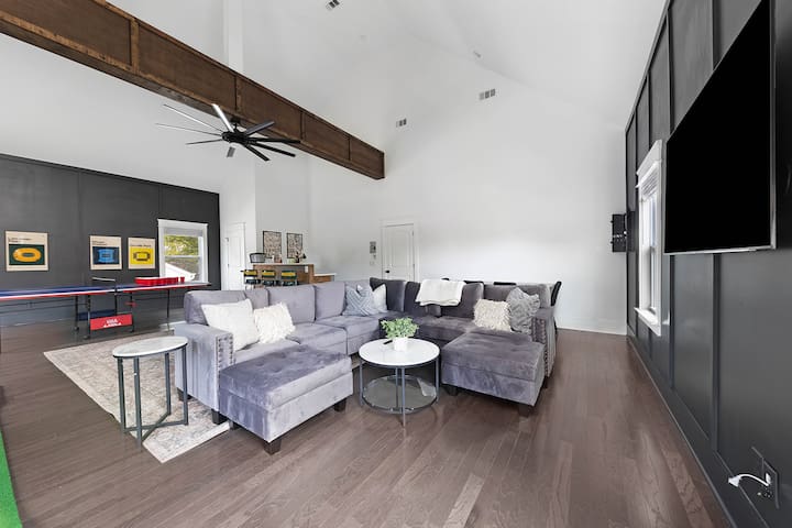 East Nash! Game room- Bar – Fire Pit – Sleeps 18!