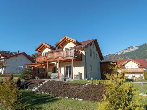 Ski-in ski-out chalet with garden near skislopes
