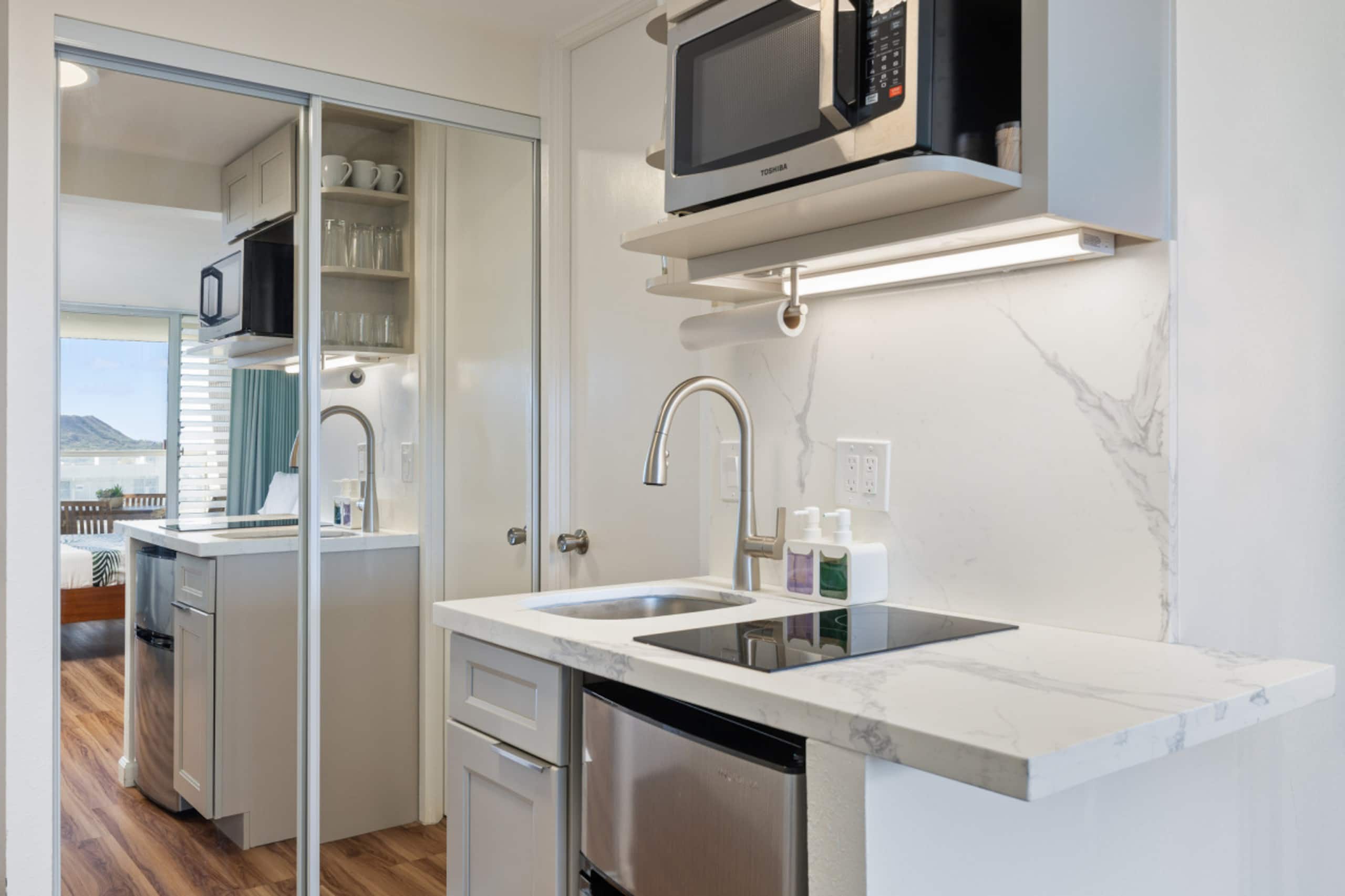 Condo in Honolulu · ★4.94 · 1 bedroom · 2 beds · 1 private bath - Image 11