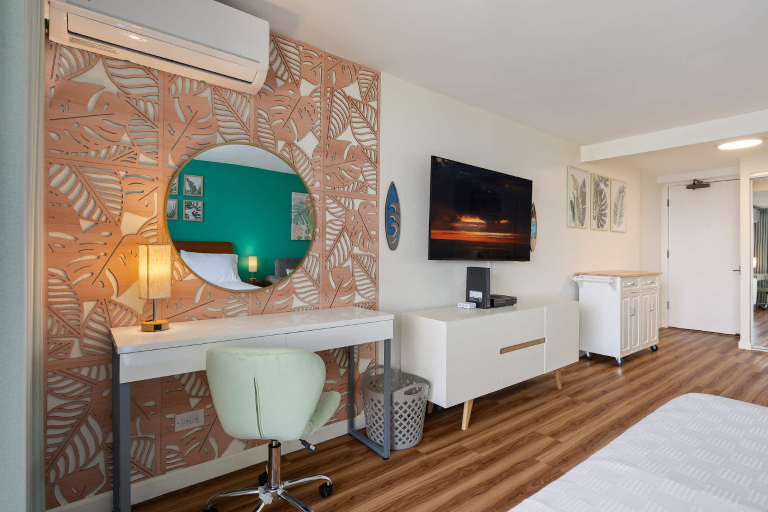 Condo in Honolulu · ★4.94 · 1 bedroom · 2 beds · 1 private bath - Image 10