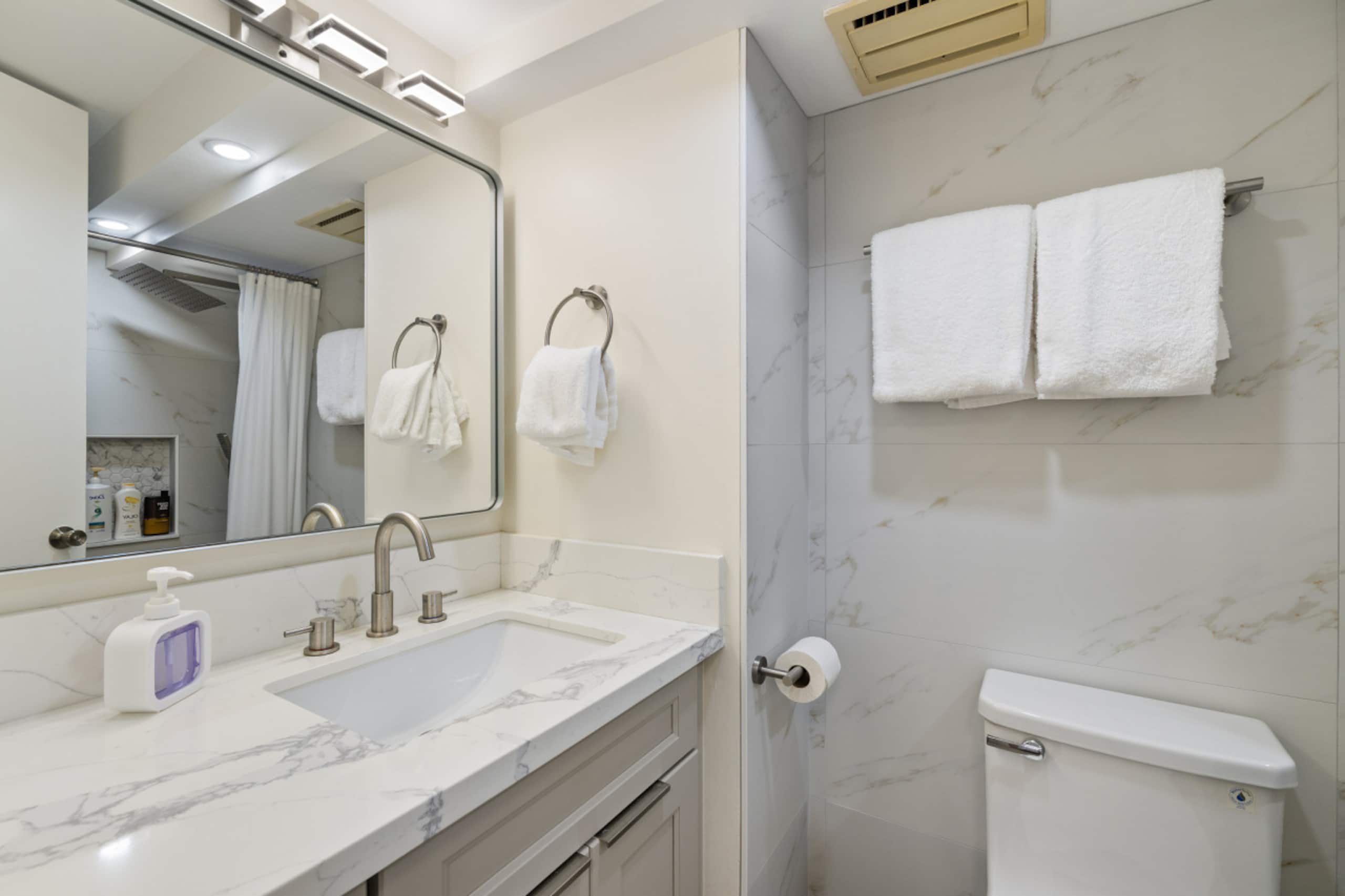 Condo in Honolulu · ★4.94 · 1 bedroom · 2 beds · 1 private bath - Image 19
